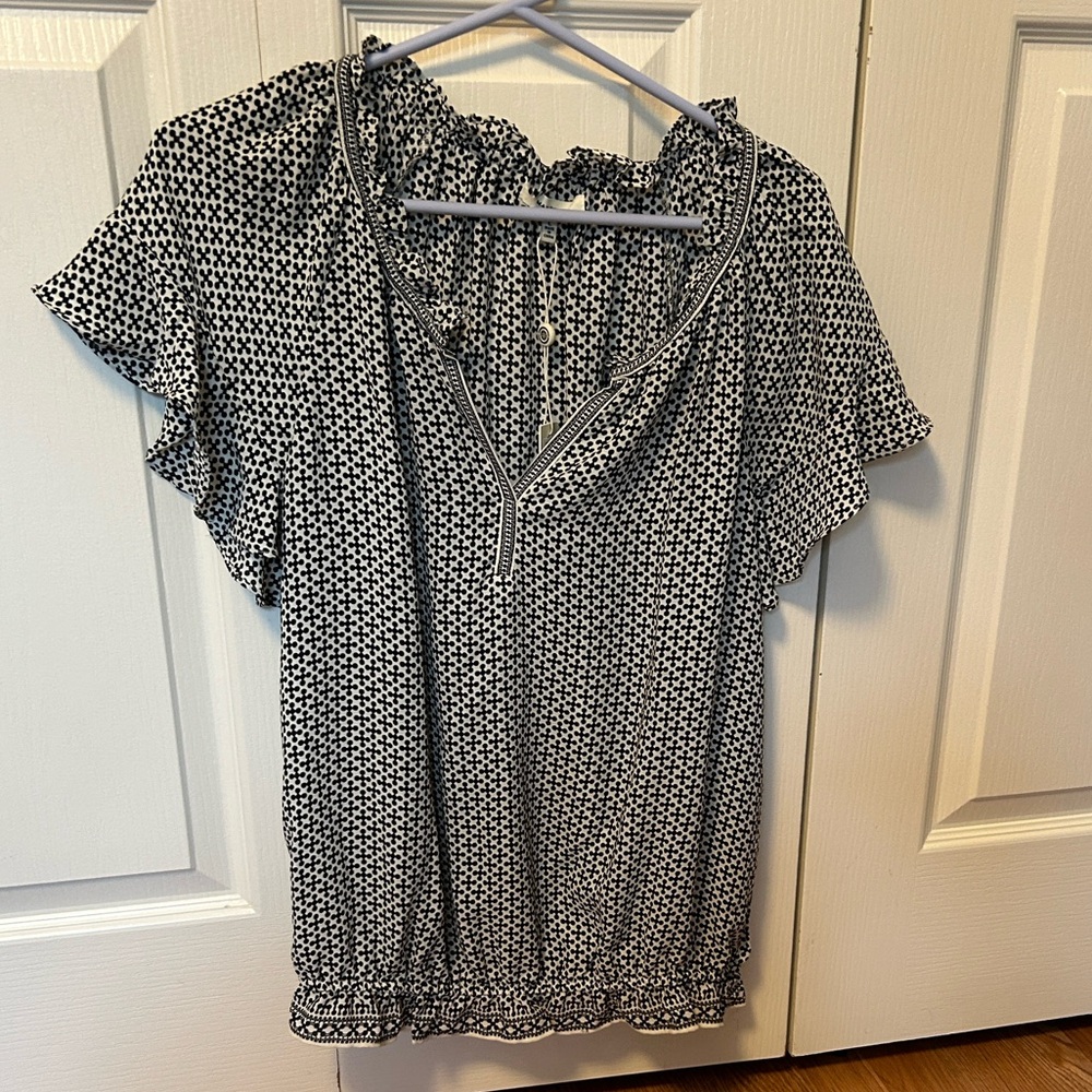 Max Studio Black and White Ruffled Short Sleeve Blouse